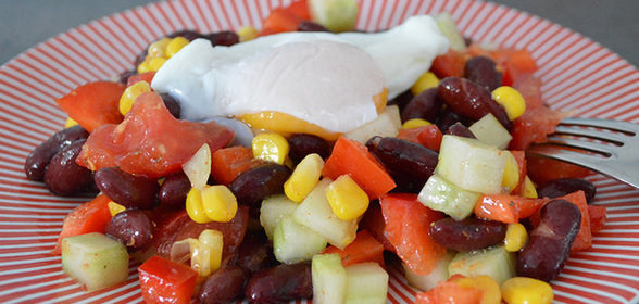 Мексиканский салат с яйцом-пашот