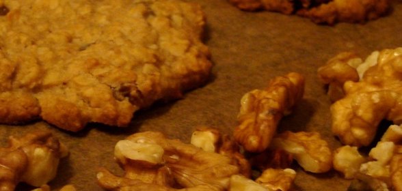 Овсяное ароматное печенье с медом, грецкими орехами, изюмом