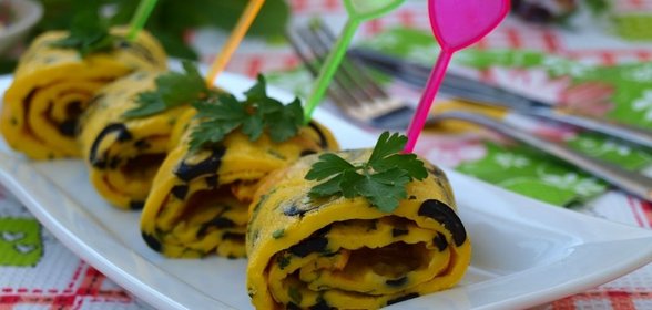 Рулет-омлет с маслинами в духовке