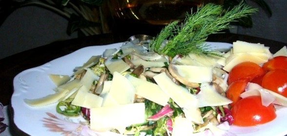 Салат с жареными грибами и сыром