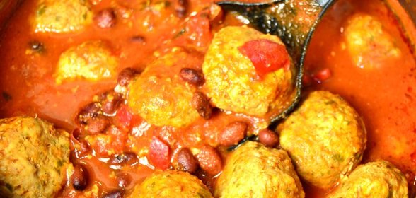 Диетические фрикадельки с фасолью в томатном соусе