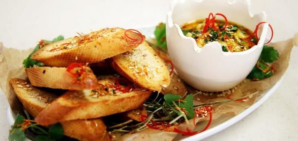 Хумус из чечевицы с гренками и мандариновым соусом