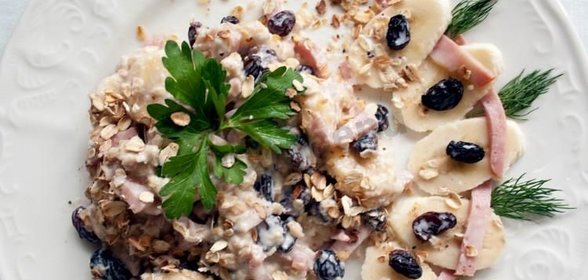 Салат банановый с ветчиной