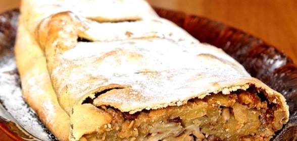 Яблочный штрудель с корицей и пеканом
