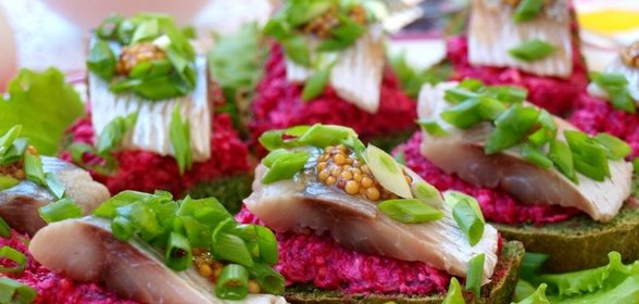 Бутерброды с сельдью и свекольно-горчичной намазкой