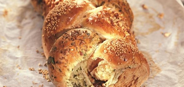 Хлеб с зеленью и красным перцем