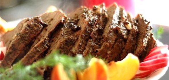 Рулет из оленины с черносливом и грецкими орехами