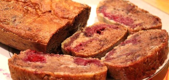 Манник на кефире с ежевично-банановым кремом и какао