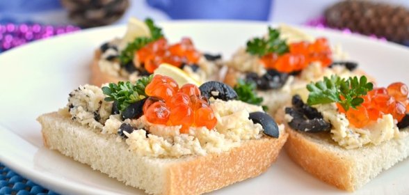 Бутерброды с сыром, оливками и красной икрой