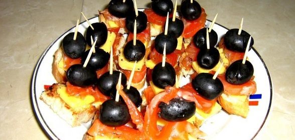 Канапе с красной рыбой и сыром на шпажках