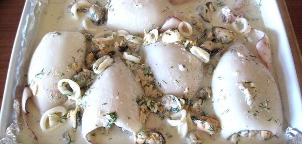 Фаршированные морепродуктами кальмары, запеченные в сливочном соусе
