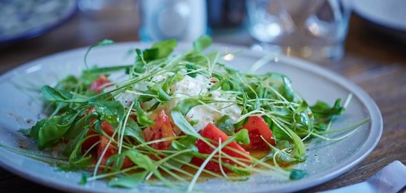 Салат со страчателлой, рукколой и помидорами