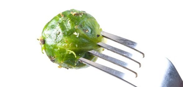 Жареная брюссельская капуста с белым вином и чесноком