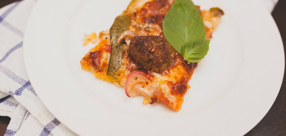 Пицца с мясной начинкой в виде говяжьих фрикаделек