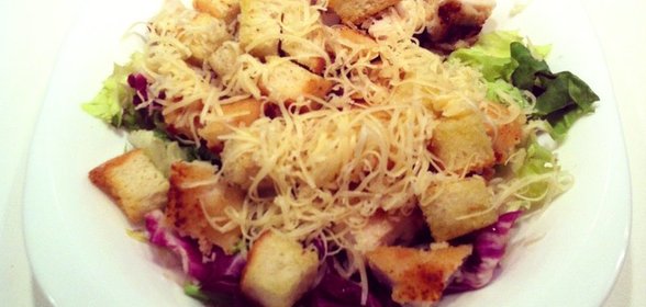 Салат «Цезарь» с сырным соусом