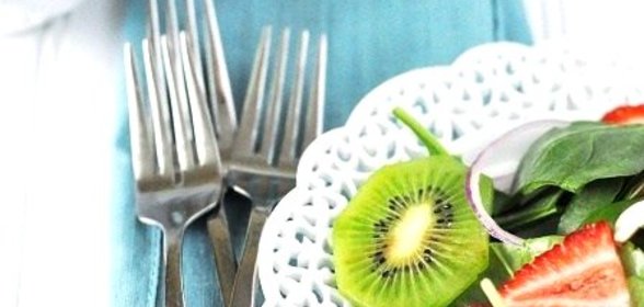 Карпаччо из киви и клубники с физалисом