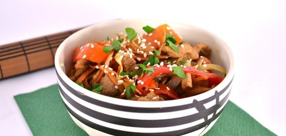 Теплый салат из свинины с овощами по-китайски