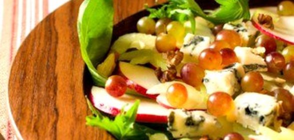 Салат из яблок, сушеной вишни и грецких орехов с заправкой из кленового сиропа и майонеза