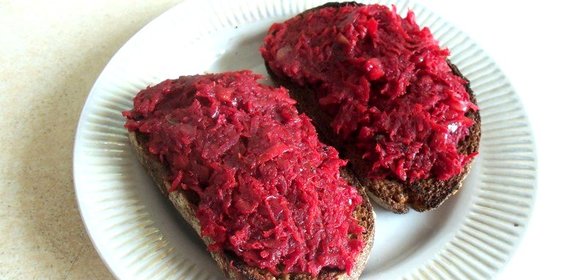 Бутерброд со свекольной икрой