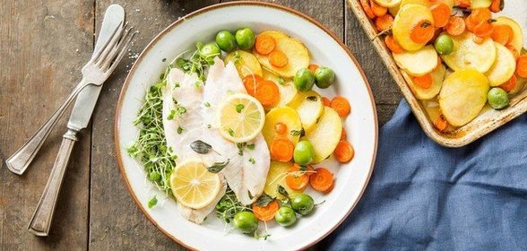 Рыба, запеченная с картофелем и морковью