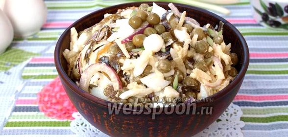 Салат с морской капустой, горошком и яйцом