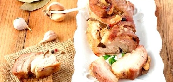 Свиной бочок с чесноком