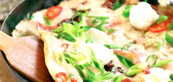 Яичница с шампиньонами, колбасками и сыром