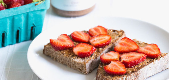 Тост с клубникой и арахисовой пастой