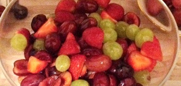 Ягодный салат с мороженым