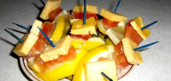 Простые канапе с семгой и сыром