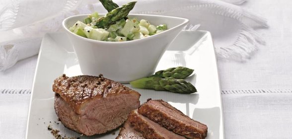 Утиная грудка с салатом из яблок и сельдерея