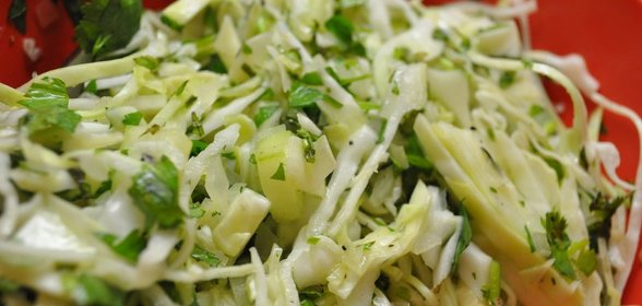 Салат из капусты с яблоками