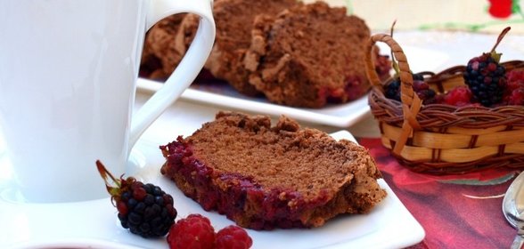 Шоколадная шарлотка с ягодами