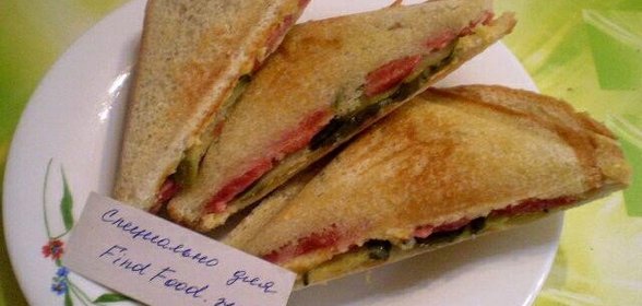 Сэндвичи с сосисками и солеными огурцами
