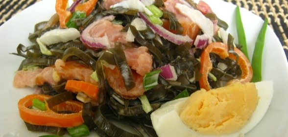 Салат с морской капустой и семгой