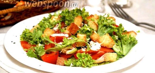 Салат с сухариками и куриным филе