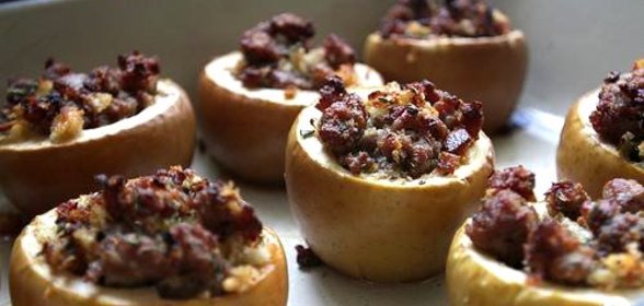Запеченные яблоки с мясной начинкой