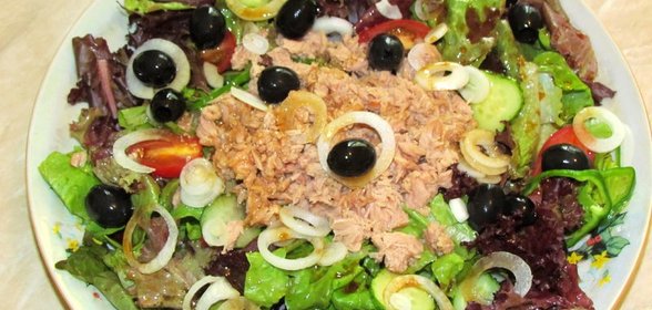 Пикантный салат с тунцом, перцем и помидорами