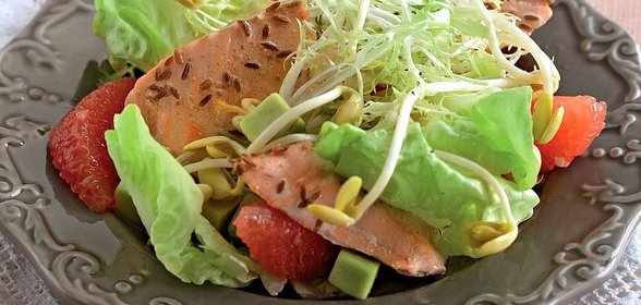 Салат из морской форели с имбирно-грейпфрутовой заправкой