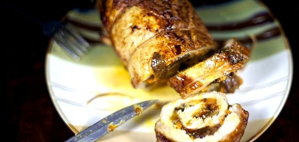 Свиной рулет с морковью и черносливом