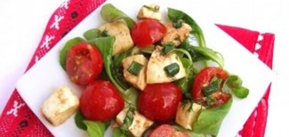 Салат из помидоров, моцареллы и базилика