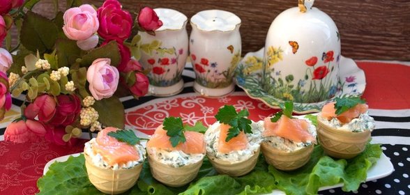 Тарталетки с творожным сыром и семгой