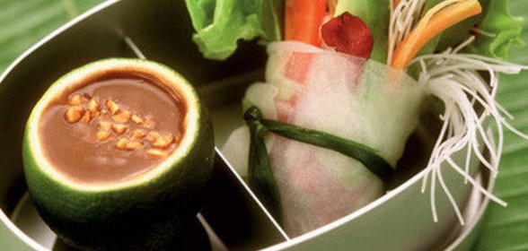 Роллы с овощами из рисовой бумаги с арахисовым соусом