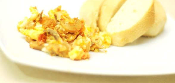 Омлет с шампиньонами и помидорами