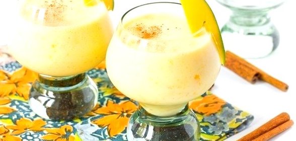Молочный коктейль с манго и корицей