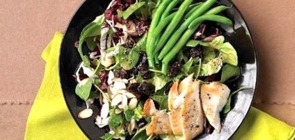 Салат с фасолью, миндалем и вишней