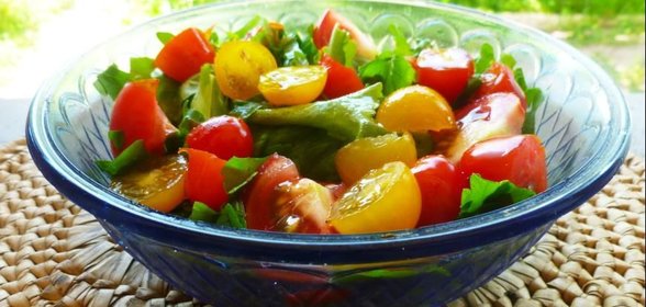 Салат с травами и помидорами