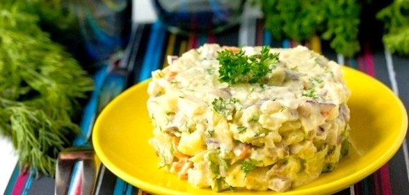 Салат с сельдью, овощами и яблоками