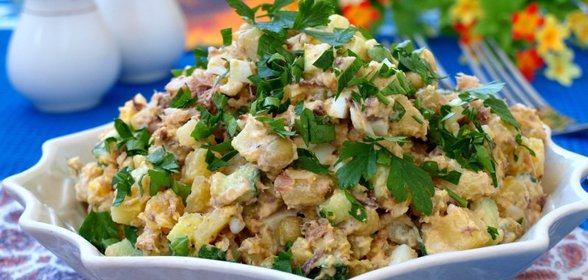 Салат с сардинами, яйцом и зелёным горошком