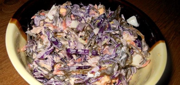 Салат из морской и красной капусты